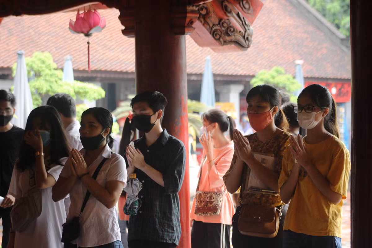 Theo lịch sử ghi chép lại sau khi làm lễ tại Văn Miếu, sĩ tử sẽ ra chiêm bái hàng bia Tiến sĩ, nơi ghi tên những người đỗ đạt qua các kỳ thi trước đó và đọc những dòng chữ trong nội dung văn bia với những lời nhắc nhở, động viên, khuyến khích.