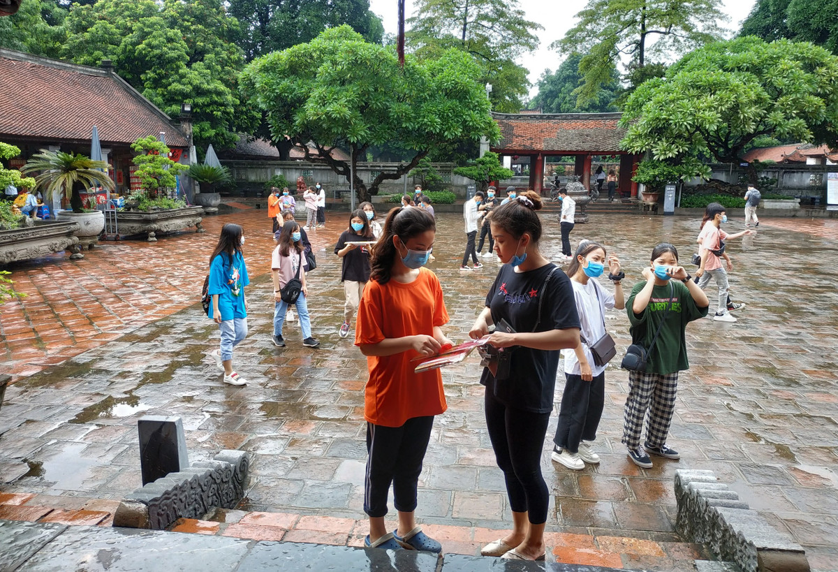 Cùng mẹ đến Văn Miếu - Quốc Tử Giám sáng 7/8, Nguyễn Thị Thanh Xuân (Thanh Trì, Hà Nội) chia sẻ: "Là một thí sinh sắp bước vào kỳ thi THPT quốc gia 2020, em cũng đến đây để cầu may, hi vọng trong kỳ thi quan trọng sẽ được thuận lợi, đạt kết quả cao".