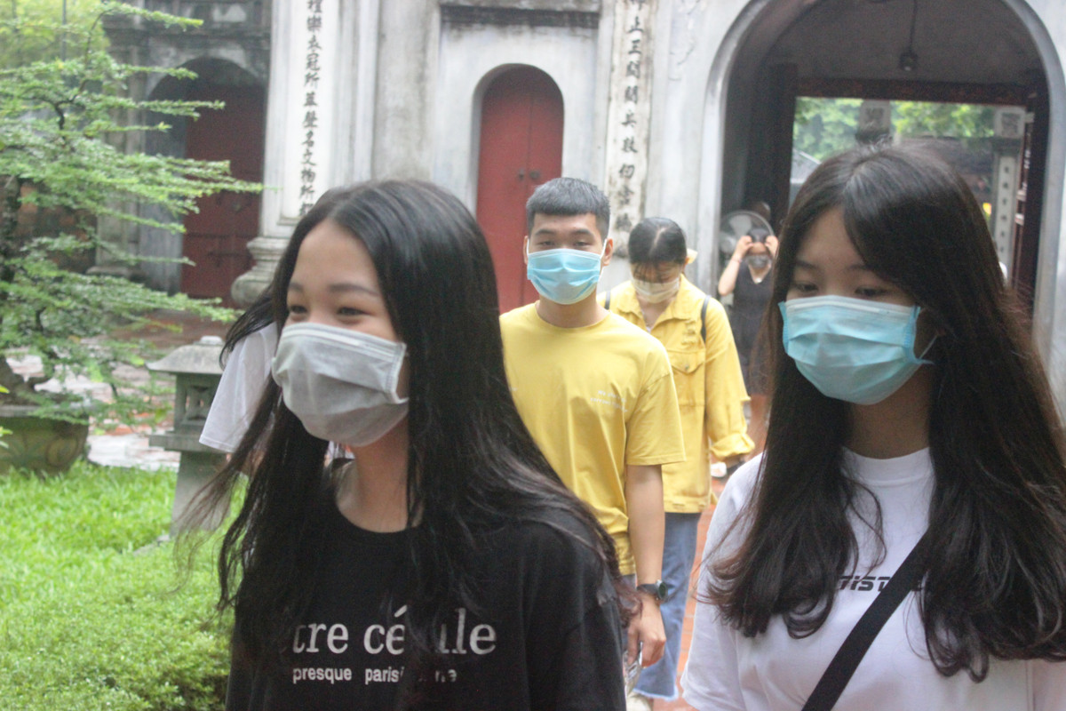 Với quan niệm đến Văn Miếu thắp hương cầu khấn, các vị hiền tài sẽ hiển linh, phù hộ cho các sĩ tử gặp may mắn trong các kỳ thi, "vượt vũ môn" thành công, những ngày này, học sinh lớp 12 ở Hà Nội và nhiều vùng lân cận ồ ạt đến Văn Miếu tham quan, chiêm bái.