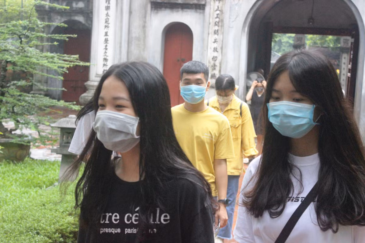 Với quan niệm đến Văn Miếu thắp hương cầu khấn, các vị hiền tài sẽ hiển linh, phù hộ cho các sĩ tử gặp may mắn trong các kỳ thi, "vượt vũ môn" thành công, những ngày này, học sinh lớp 12 ở Hà Nội và nhiều vùng lân cận ồ ạt đến Văn Miếu tham quan, chiêm bái.