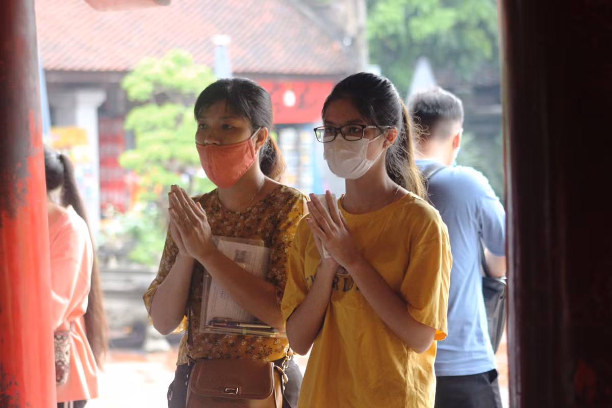 Nhiều gia đình từ các tỉnh thành miền Bắc cũng đến Văn Miếu thành tâm khấn nguyện. Chị Nguyễn Thị Tiến (Từ Sơn, Bắc Ninh) đưa con gái đến Văn Miếu chia sẻ: "Con thi cử bố mẹ như ngồi trên đống lửa, sáng sớm 2 mẹ con đi xe máy lên đây thắp hương mong cho cháu thi tốt, mình là mẹ cái gì làm được cho con yên tâm thì làm".