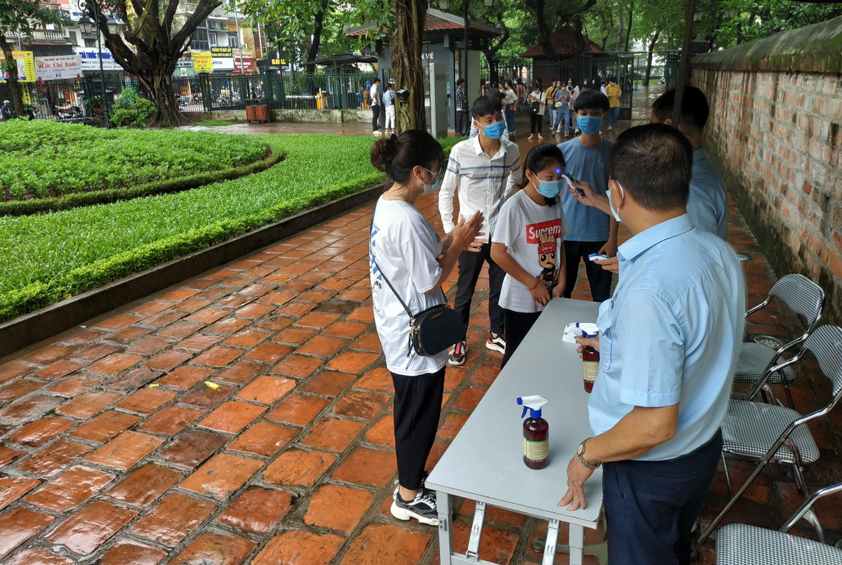 Sáng 7/8, rất nhiều sĩ tử, phụ huynh các nơi ở khu vực Hà Nội tới Văn Miếu Quốc Tử Giám thắp hương, khấn vái, xin chữ cầu may trước ngày thi vào lớp 10. Các thí sinh chỉ cần trình thẻ căn cước công dân chứng nhận chưa đủ 15 tuổi sẽ được miễn phí vé.