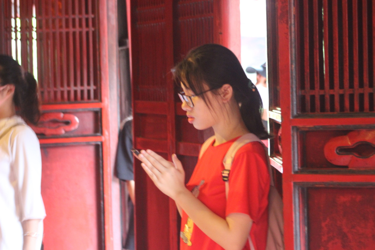 Nhiều em học sinh ở ngoại thành Hà Nội dậy từ sáng sớm bắt xe đến Văn miếu Quốc Tử Giám để cầu may trước khi bước vào kỳ thi tốt nghiệp THPT vô cùng quan trọng.