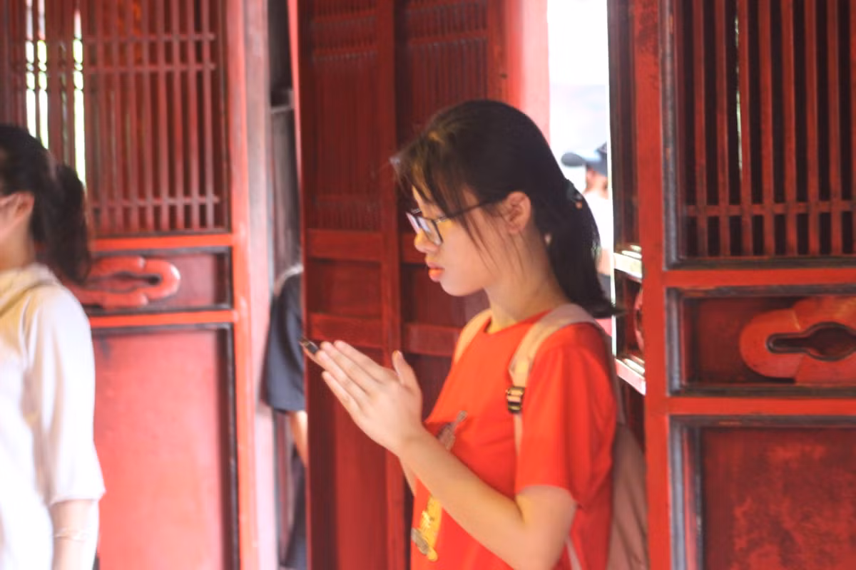 Nhiều em học sinh ở ngoại thành Hà Nội dậy từ sáng sớm bắt xe đến Văn miếu Quốc Tử Giám để cầu may trước khi bước vào kỳ thi tốt nghiệp THPT vô cùng quan trọng.