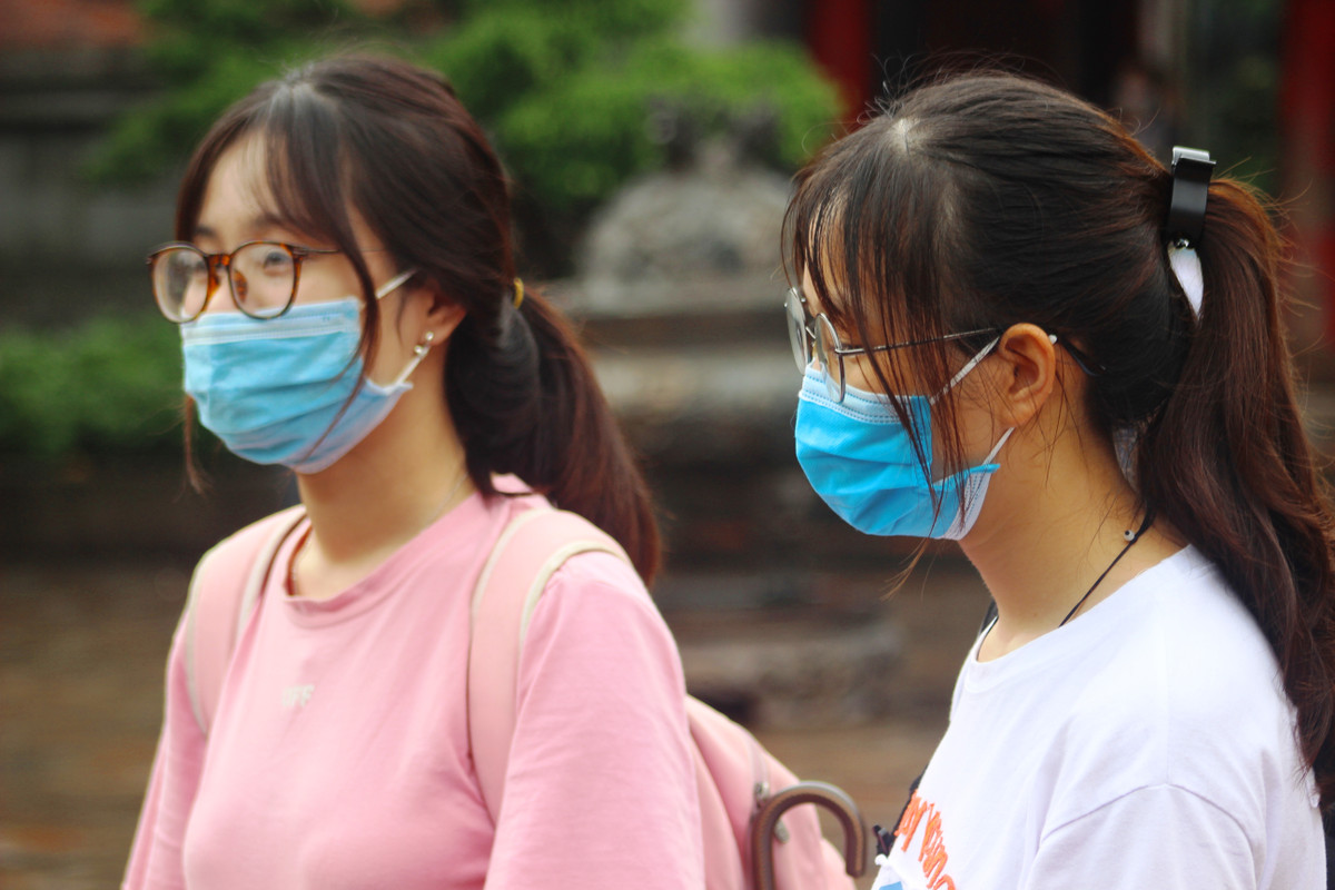 Kỳ thi tốt nghiệp THPT 2020 sẽ diễn ra trong 2 ngày 9-10/8. Các em học sinh đến Văn Miếu chỉ cầu mong may mắn và có được tinh thần tốt nhất đề bước vào kỳ thi.