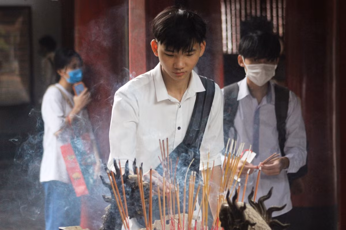 Dù đã chuẩn bị cẩn thận ôn luyện về kiến thức, trước ngày thi nhiều học sinh vẫn đến đây thắp hương trấn an tinh thần.