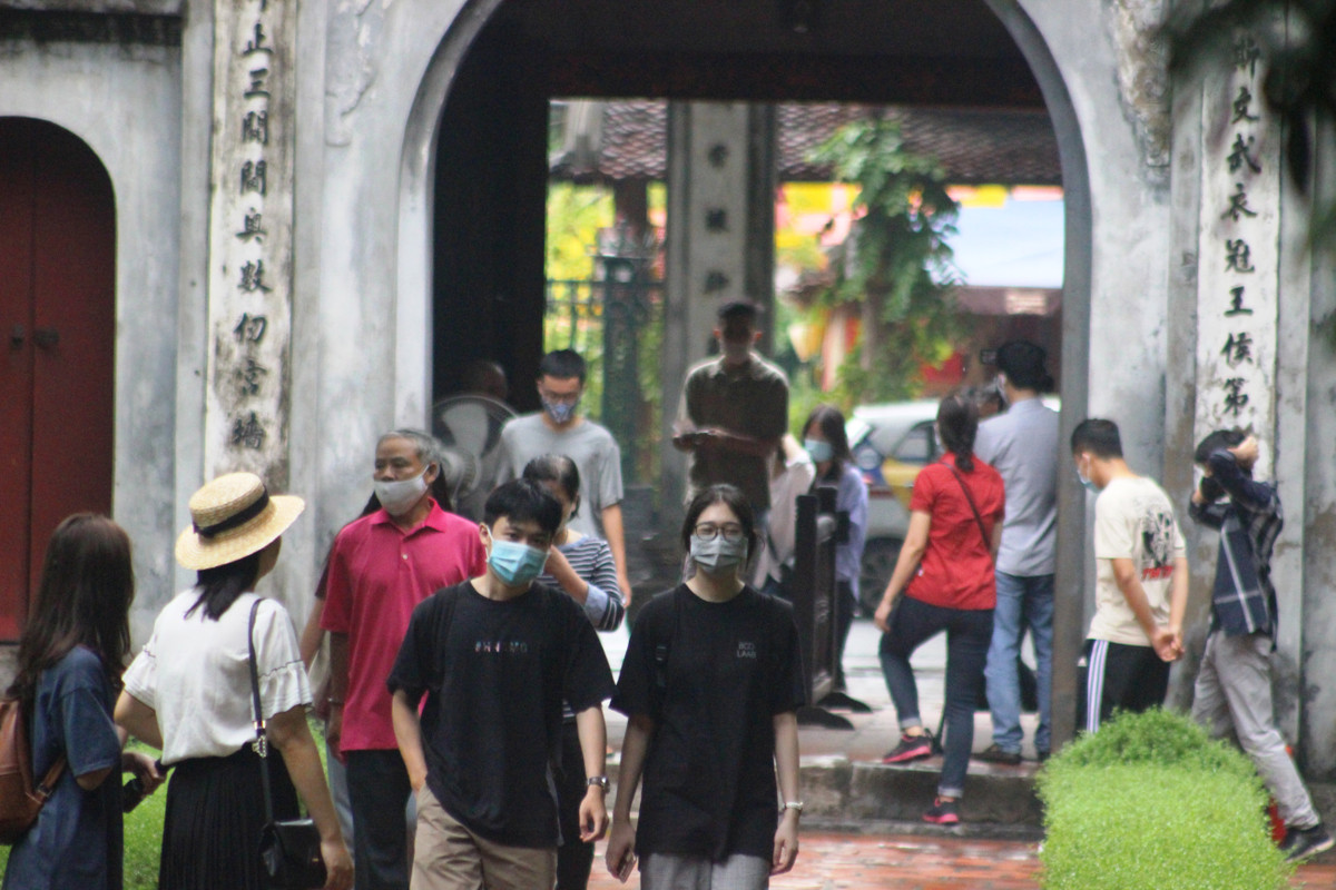 Theo dự kiến, kỳ thi tốt nghiệp THPT năm 2020 sẽ được tổ chức trong 2 ngày 9-10/8. Ngày 7/8, có rất nhiều em học sinh đã đến Văn Miếu - Quốc Tử Giám (Hà Nội) để dâng hương, cầu may mắn.