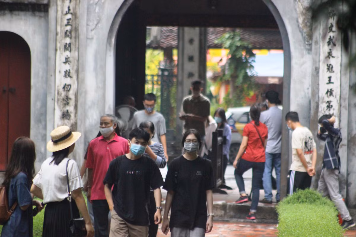 Theo dự kiến, kỳ thi tốt nghiệp THPT năm 2020 sẽ được tổ chức trong 2 ngày 9-10/8. Ngày 7/8, có rất nhiều em học sinh đã đến Văn Miếu - Quốc Tử Giám (Hà Nội) để dâng hương, cầu may mắn.