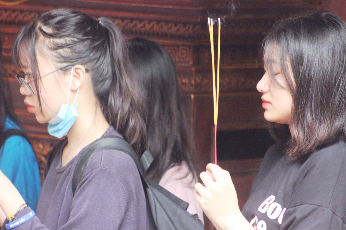 Nhiều em học sinh đã có sự chuẩn bị tốt cho kỳ thi sắp tới, nhưng khi được hỏi thì đều cho rằng đến Văn Miếu cầu khấn thì sẽ thêm tự tin và cầu may mắn...