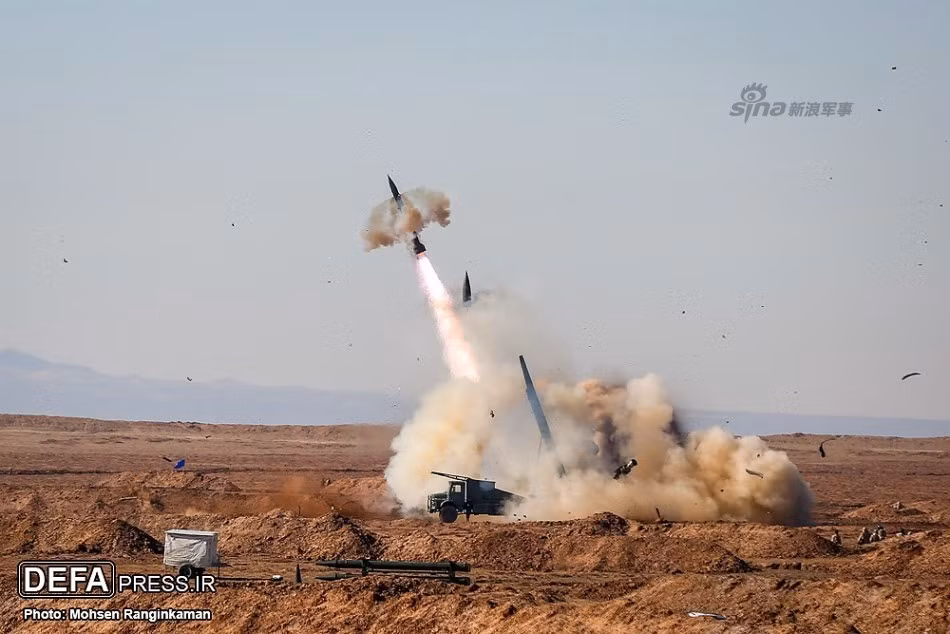 Mỗi viên đạn Fajr-5 nặng 1,5 tấn với đầu nổ nặng tới 175kg tạo ra sức công phá mãnh liệt. Nguồn ảnh: DEFA