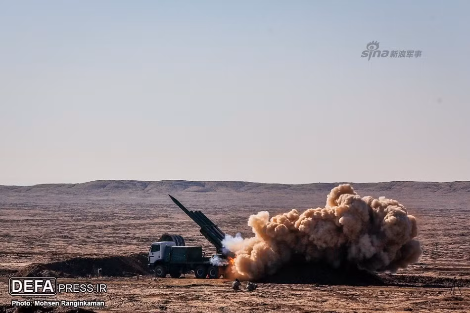 Với hệ thống dẫn đường sử dụng hệ thống định vị quán tính (INS), Fajr-5 có thể đạt độ chính xác trong bán kính lệch mục tiêu 250m, với hệ thống định vị vệ tinh toàn cầu GNSS thì độ chính xác đạt đến CEP 50m. Nguồn ảnh: DEFA