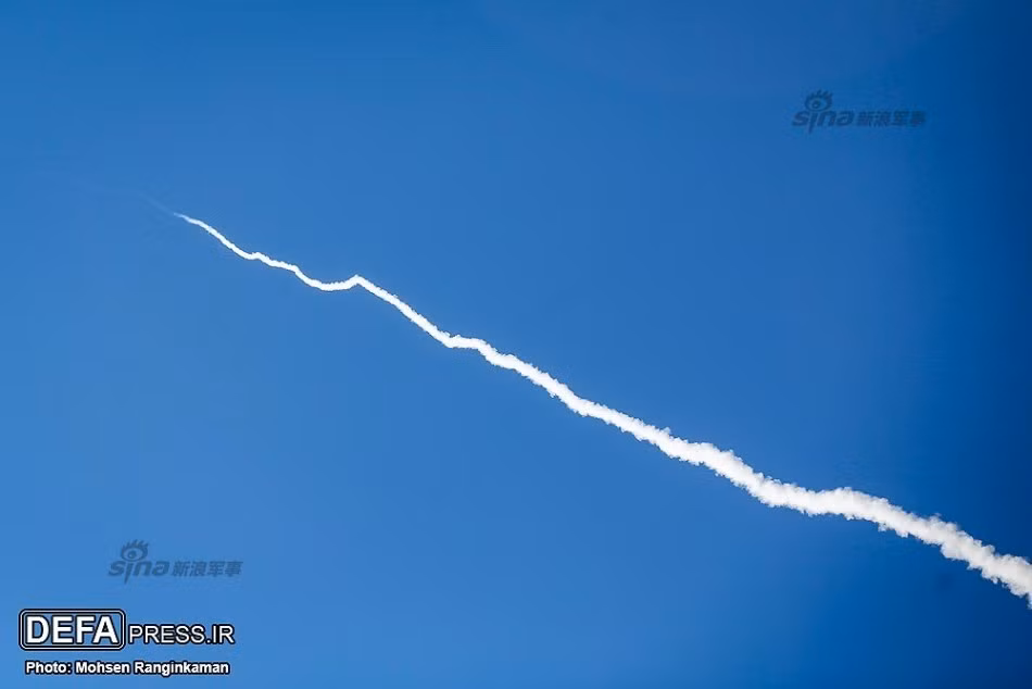 Viên đạn phản lực Fajr-5 hướng thẳng vào bầu trời. Nguồn ảnh: DEFA