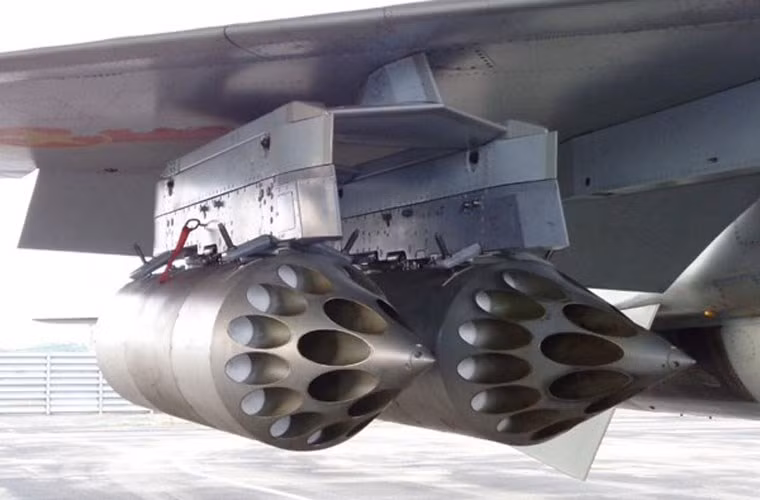 Tuy hiện nay các máy bay chiến đấu hiện đại được trang bị tên lửa không đối không tiên tiến, thế nhưng trong điều kiện cần thiết máy bay tiêm kích Su-27/30 của KQND Việt Nam hoàn toàn có thể dùng rocket để bắn hạ mục tiêu trên không ở tầm gần. Nguồn ảnh: Báo PK-KQ