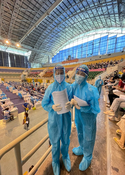 Ngọc Thảo và Phương Anh chụp ảnh kỷ niệm.