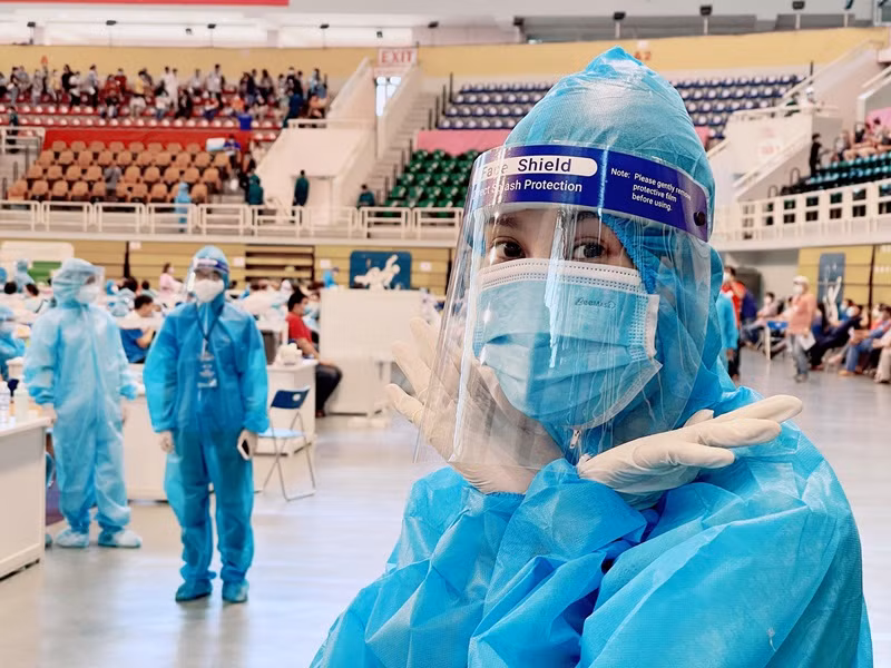 Hoa hậu Việt Nam 2018 Tiểu Vy hào hứng khi tham gia làm tình nguyện viên.