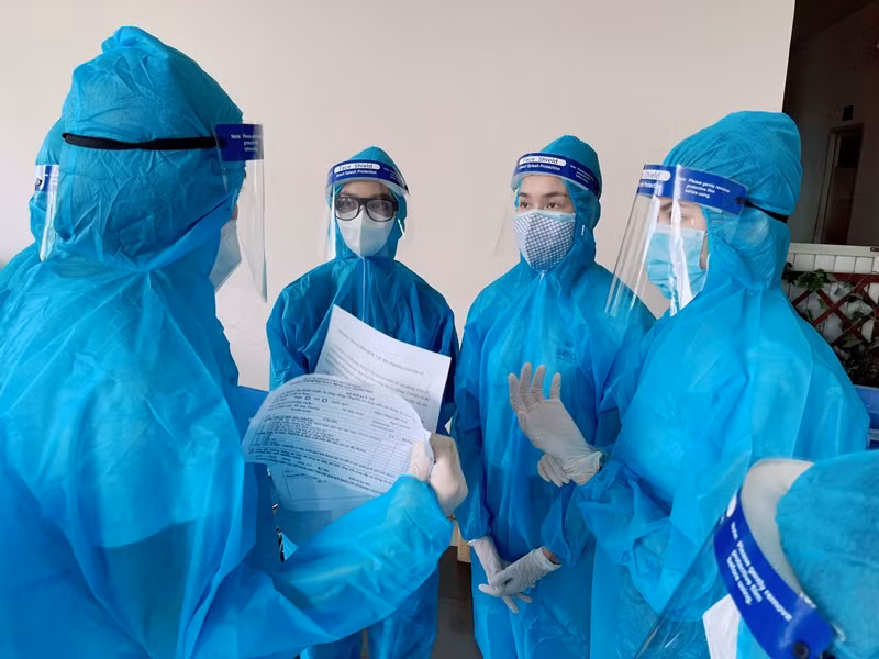 Ngoài tham gia lực lượng tình nguyện viên hỗ trợ người dân tiêm vắc xin COVID-19, dàn người đẹp còn phát động chiến dịch “Thanh lý quần áo - Ủng hộ quỹ vắc xin" .