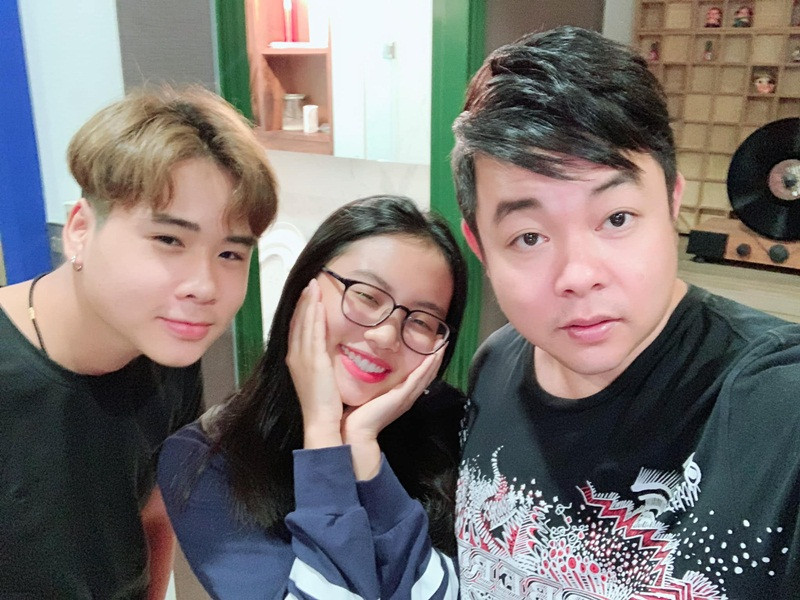 Hình ảnh thân thiết giữa Quang Lê và Phương Mỹ Chi nhanh chóng gây chú ý. Bởi đây là lần hiếm hoi cặp cha con hội ngộ sau khi Phương Mỹ Chi rời công ty của cha nuôi hồi cuối năm 2019.