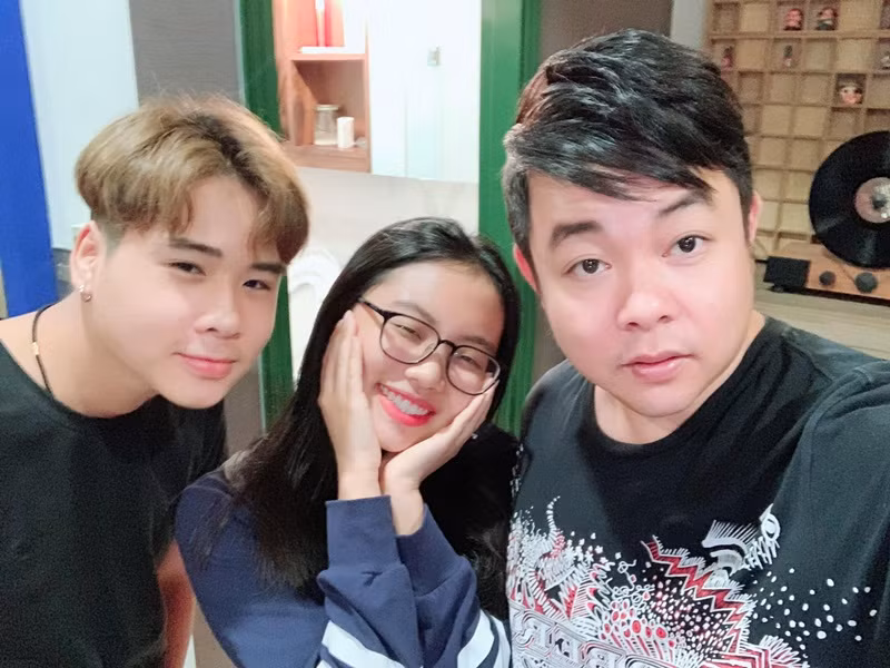 Hình ảnh thân thiết giữa Quang Lê và Phương Mỹ Chi nhanh chóng gây chú ý. Bởi đây là lần hiếm hoi cặp cha con hội ngộ sau khi Phương Mỹ Chi rời công ty của cha nuôi hồi cuối năm 2019.