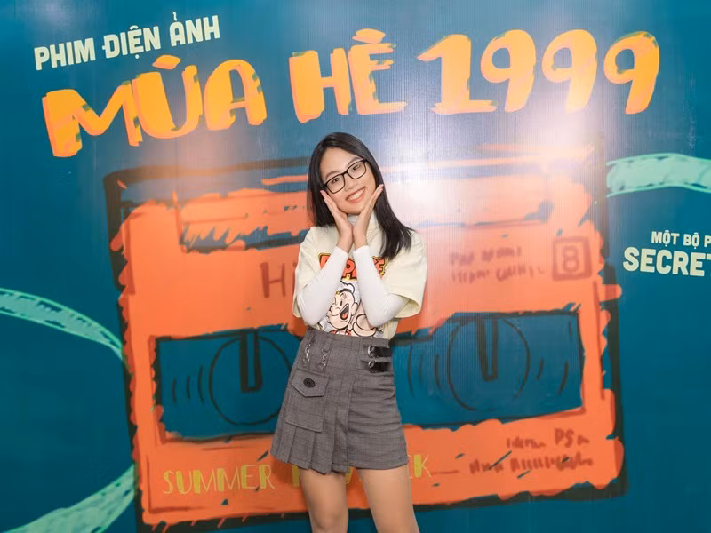 Ngoài ra, "chị Bảy" còn rẽ hướng sang diễn xuất với vai diễn đầu tay trong bộ phim "Mùa hè 1999".