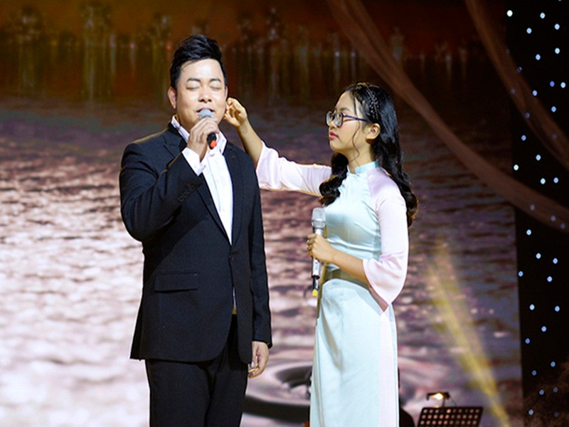 Trong 6 năm gắn bó, Phương Mỹ Chi được cha nuôi hỗ trợ hết mình trong công việc. Ảnh: Vietnamnet