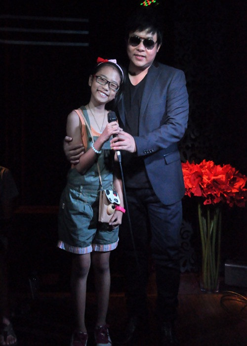 Phương Mỹ Chi gắn bó với công ty quản lý của cha nuôi khoảng 6 năm. Trong ảnh, cả hai lần đầu tiên gặp mặt. Ảnh: Khám phá