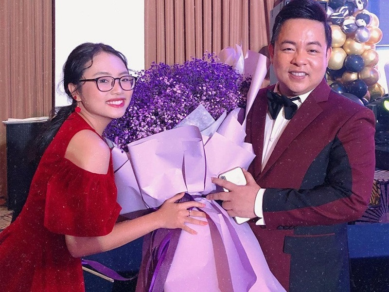 Theo Giao thông, công ty Quang Lê đứng ra nhận show diễn cho Phương Mỹ Chi, tuy nhiên việc đồng ý diễn show nào là sự lựa chọn của gia đình. Tỷ lệ phân chia thu nhập từ cát sê của Phương Mỹ Chi và công ty Quang Lê là 7:3. Phía Quang Lê chịu phí đầu tư 100% cho Phương Mỹ Chi.