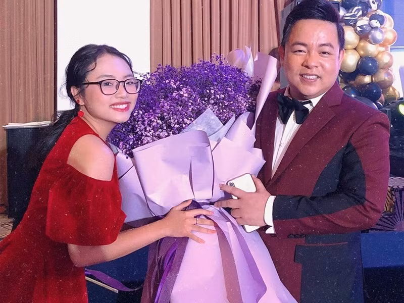 Theo Giao thông, công ty Quang Lê đứng ra nhận show diễn cho Phương Mỹ Chi, tuy nhiên việc đồng ý diễn show nào là sự lựa chọn của gia đình. Tỷ lệ phân chia thu nhập từ cát sê của Phương Mỹ Chi và công ty Quang Lê là 7:3. Phía Quang Lê chịu phí đầu tư 100% cho Phương Mỹ Chi.