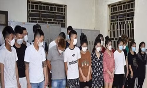 17 thanh nien phe ma tuy trong quan karaoke