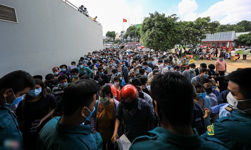 Hàng nghìn người tập trung tại nhà thi đấu Phú Thọ (quận 11, TP.HCM) để tiêm vắc xin ngừa COVID-19. Ảnh: Quỳnh Danh.