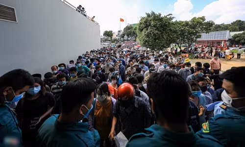 Hàng nghìn người tập trung tại nhà thi đấu Phú Thọ (quận 11, TP.HCM) để tiêm vắc xin ngừa COVID-19. Ảnh: Quỳnh Danh.