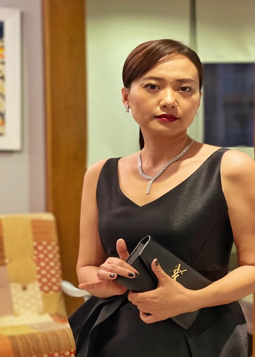 Hay tin đạo diễn Lê Cung Bắc qua đời, Hồng Ánh tiếc thương: “Tạm biệt chú người đã trao cho tôi khi đó là cô bé 18 tuổi vai diễn đầu tiên trong sự nghiệp của mình và cũng là người tin tưởng giao cho tôi vai diễn trong bộ phim cuối cùng do chú làm đạo diễn. An nghỉ nha chú, đã hết đau đớn rồi”.