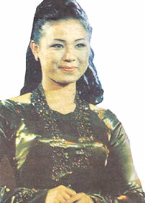 Võ Sông Hương cũng là một nàng thơ của đạo diễn Lê Cung Bắc. Sau khi tham gia một vai nhỏ trong "Người đẹp Tây Đô", cô đã được mời đóng chính ở "Không thể rẽ trái". Bộ phim này nhận được Huy chương vàng còn Võ Sông Hương giành giải Nữ diễn viên chính xuất sắc nhất tại Liên hoan phim truyền hình toàn quốc . Ảnh: Thể thao văn hóa