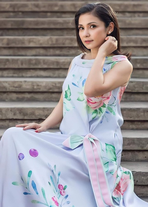 Việt Trinh nổi tiếng vào những năm 1990. Sau những chuyện buồn tình cảm, nữ diễn viên ở ẩn. Những năm gần đây, Việt Trinh trở lại làng giải trí trong vai trò đạo diễn. Ở tuổi 49, nàng thơ của đạo diễn Lê Cung Bắc có cuộc sống đầy bình yên bên con trai Thiện Nhân.