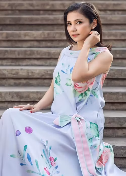 Việt Trinh nổi tiếng vào những năm 1990. Sau những chuyện buồn tình cảm, nữ diễn viên ở ẩn. Những năm gần đây, Việt Trinh trở lại làng giải trí trong vai trò đạo diễn. Ở tuổi 49, nàng thơ của đạo diễn Lê Cung Bắc có cuộc sống đầy bình yên bên con trai Thiện Nhân.