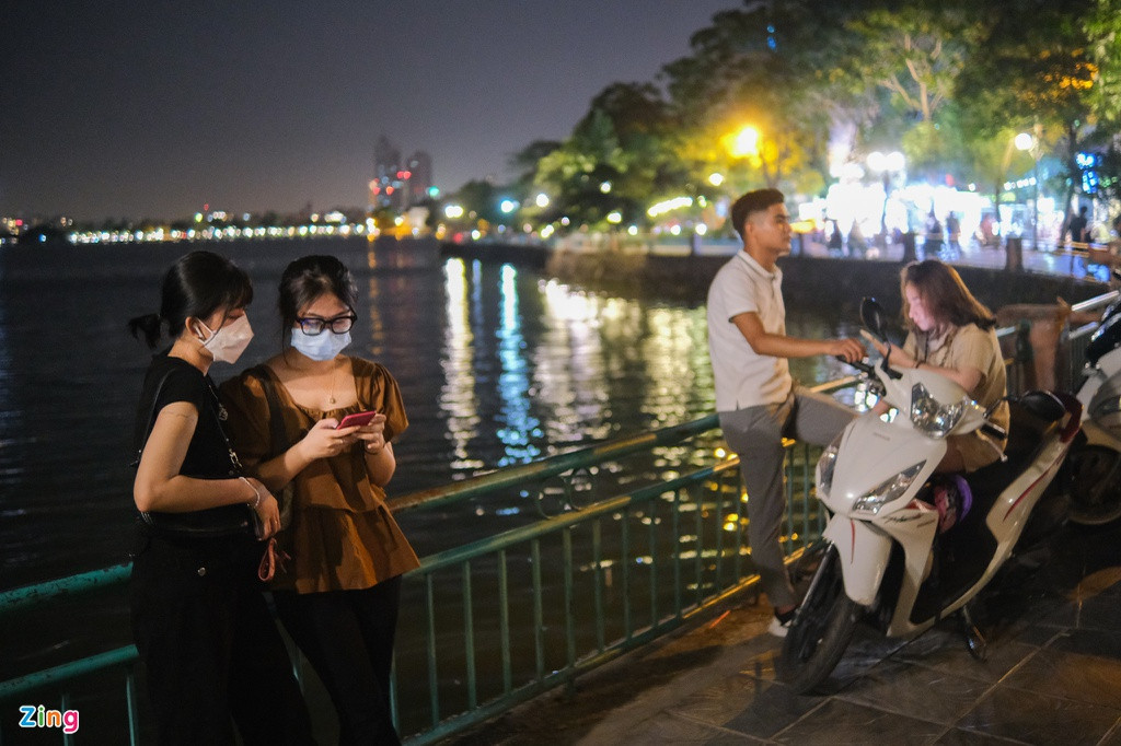 Khi hay tin ngày mai Hà Nội nới lỏng một số dịch vụ, Thu Hoài (21 tuổi, trái) và bạn cùng phòng trọ của cô, Thanh Huyền (21 tuổi), đèo nhau từ quận Cầu Giấy sang quận Tây Hồ để xem các hàng quán đã nhộn nhịp chuẩn bị trở lại chưa. Đây cũng là lần đầu tiên hai cô gái bước chân ra khỏi nhà từ hôm nhiệt độ ở thủ đô bắt đầu tăng cao.