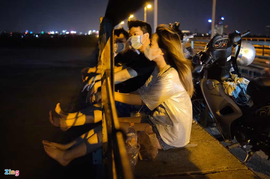 Nhóm bạn thân Phương Anh (19 tuổi), Xuân Hiếu (20 tuổi) và Bảo Trọng (20 tuổi) đã chọn cầu Long Biên làm địa điểm gặp gỡ trực tiếp “cho đỡ nhớ nhau” trước khi mỗi người một ngả. Xuân Hiếu về nhà ở Quảng Ninh, Phương Anh trở lại Mộc Châu (Sơn La), còn Bảo Trọng lại lên đường về tận đất mũi Cà Mau.