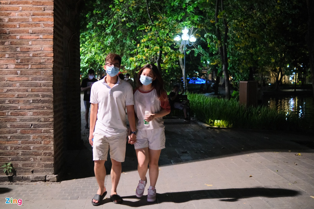 Sau một thời gian chôn chân tại nhà tránh dịch và giải quyết “núi” bài tập cuối kỳ, Ngọc Linh (20 tuổi) cảm thấy chán nản, bức bối vì không được đi bộ thể dục quanh hồ Hoàn Kiếm như thường lệ. “Hôm nay nghe tin Hà Nội chuẩn bị nới lỏng các dịch vụ, tức số ca nhiễm được kiểm soát, tôi với bạn trai hẹn nhau ra ngoài tập thể dục và hàn gắn tình cảm. Thực ra, chúng tôi cũng mới trải qua thời gian giãn cách không mấy vui vẻ”, nữ sinh viên năm 2 nói với Zing.