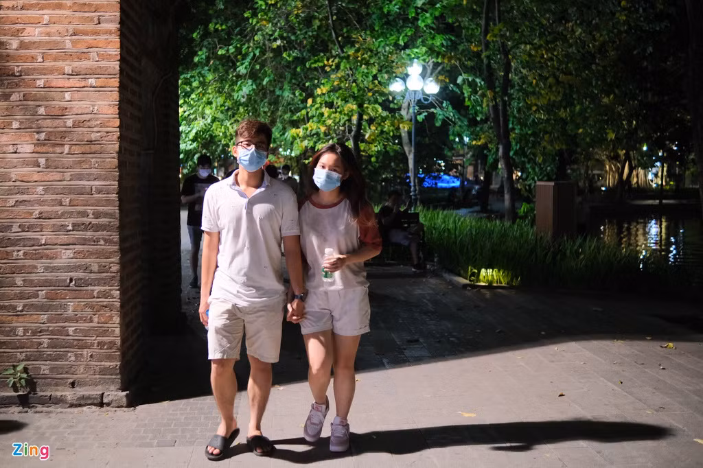 Sau một thời gian chôn chân tại nhà tránh dịch và giải quyết “núi” bài tập cuối kỳ, Ngọc Linh (20 tuổi) cảm thấy chán nản, bức bối vì không được đi bộ thể dục quanh hồ Hoàn Kiếm như thường lệ. “Hôm nay nghe tin Hà Nội chuẩn bị nới lỏng các dịch vụ, tức số ca nhiễm được kiểm soát, tôi với bạn trai hẹn nhau ra ngoài tập thể dục và hàn gắn tình cảm. Thực ra, chúng tôi cũng mới trải qua thời gian giãn cách không mấy vui vẻ”, nữ sinh viên năm 2 nói với Zing.