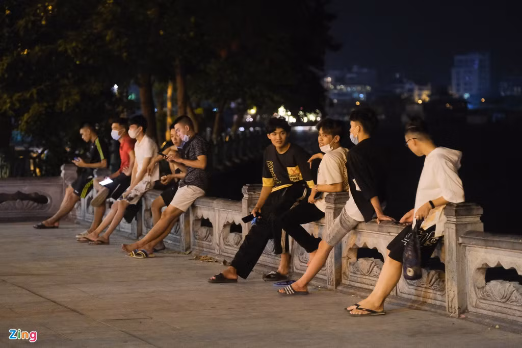 Dù đã qua 22h30, một số người vẫn nán lại hồ Tây để tận hưởng nốt khí trời trước khi trở về nhà.
