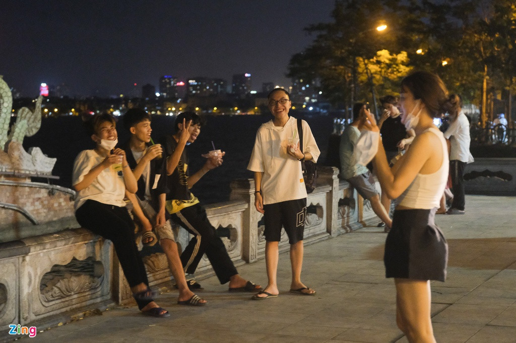 Trà chanh, trà quất hay mía đá là những món thức uống sẵn thấy trên tay của giới trẻ Hà Nội khi đi chơi dưới tiết trời nóng bức. Bên cạnh đó, một số người cho biết dù mặt đường vẫn còn tỏa hơi nóng, không khí vẫn thoáng đãng hơn nằm trong phòng điều hòa.