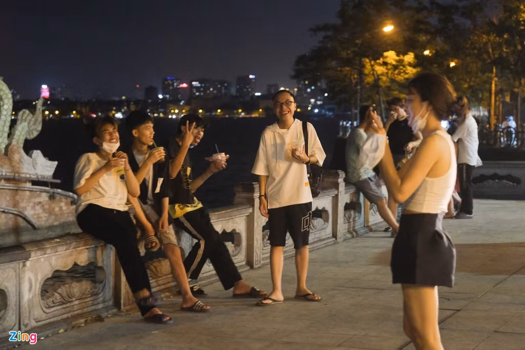 Trà chanh, trà quất hay mía đá là những món thức uống sẵn thấy trên tay của giới trẻ Hà Nội khi đi chơi dưới tiết trời nóng bức. Bên cạnh đó, một số người cho biết dù mặt đường vẫn còn tỏa hơi nóng, không khí vẫn thoáng đãng hơn nằm trong phòng điều hòa.