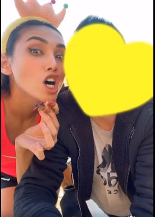 Chân dài đăng tải hình ảnh bên người yêu trong một buổi tiệc nướng ngoài trời chỉ có hai người.