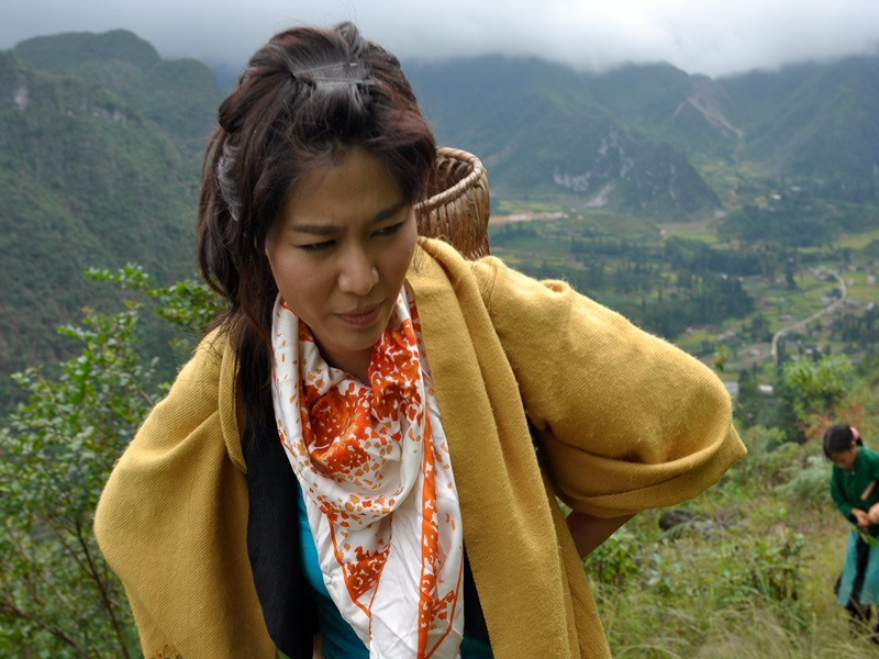 Khi quay phim, Thu Thủy và những người dân vùng cao đã cùng nhau chia sẻ bữa ăn đạm bạc, ngủ bên bếp lửa.