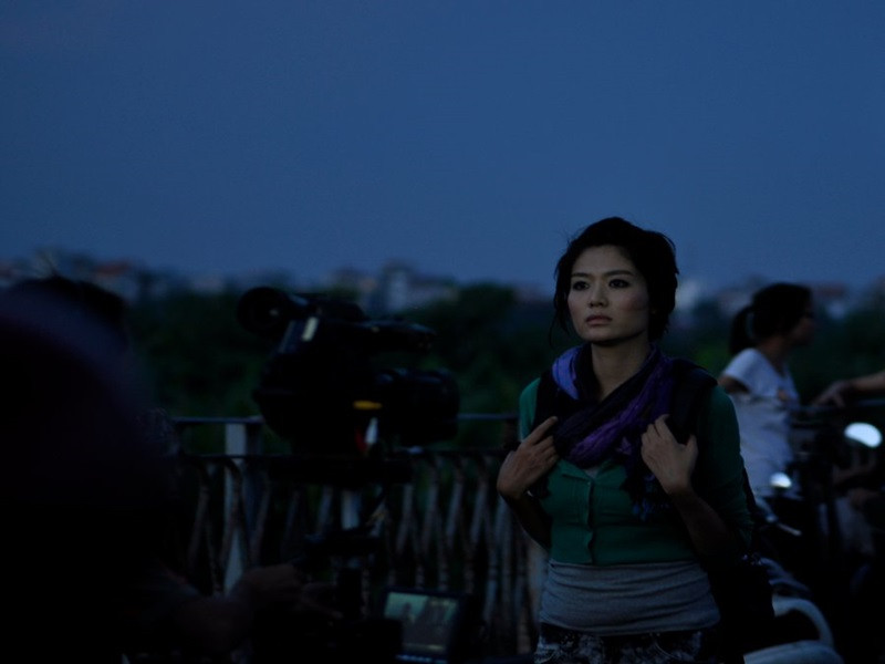 Trong "Người khác", Hoa hậu Việt Nam 1994 vào vai Thu Thủy, một người con gái Hà Nội, sinh ra trong một gia đình có bố mẹ là những nhà nghiên cứu ngôn ngữ. Nhân vật này quyết định tạm vắng mặt khỏi cuộc sống ồn ào náo nhiệt nơi đô thị để thực hiện chuyến đi lên miền Cao nguyên đá Hà Giang với thông điệp: “Để hiểu và chấp nhận được người khác, phải biết nhìn nhận cả sự khác biệt hay sự đa dạng của họ... Chỉ khi ấy, bạn mới tìm được sự cân bằng trong cuộc sống”.