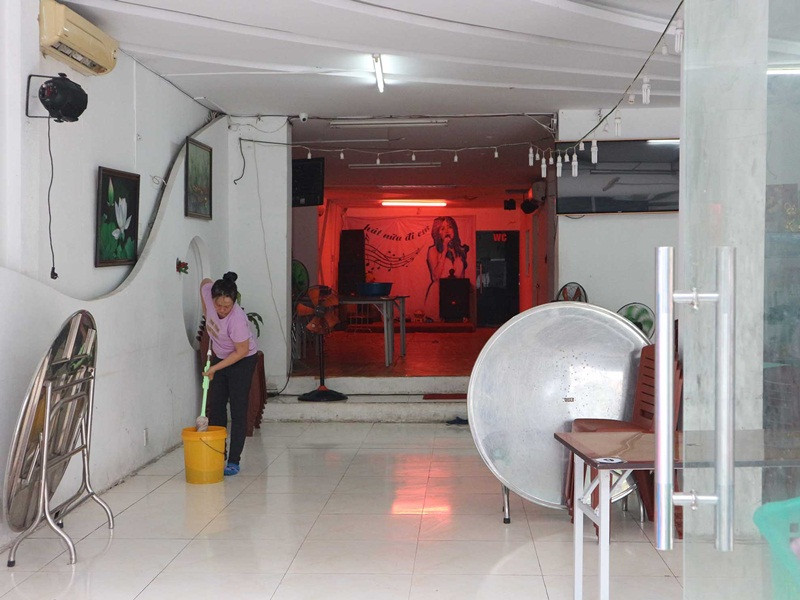 Nam danh hài một thời tiết lộ bà xã từng cưu mang Duy Phước và Lê Lộc. "Tôi vẫn luôn nhớ đây là người dạy chữ, người chăm sóc con mình những lúc ốm đau", Duy Phương cho hay. Ảnh: Dân Việt