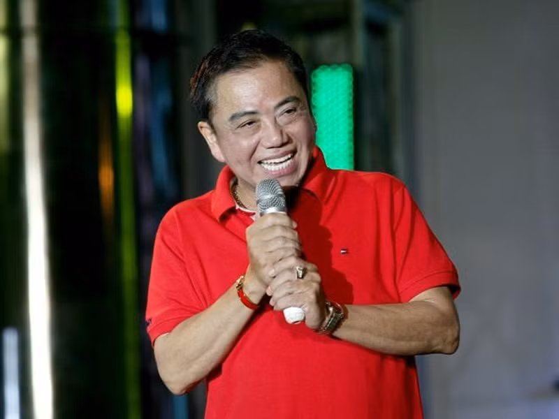 Giống Duy Phương, Hồng Tơ nổi tiếng khi đóng hài. Những năm 1990, anh đắt show cùng cát sê cao. Thời nổi tiếng, Hồng Tơ tâm sự từng kiếm được hàng trăm triệu mỗi ngày. Với cát sê cao ngất ngưởng, nam nghệ sĩ lao vào cá độ. Ảnh: Vietnamnet