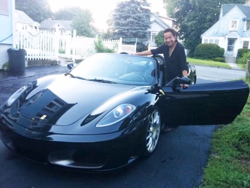 Đang có cuộc sống giàu sang, Bảo Chung lâm vào cảnh vỡ nợ vì đầu tư bất động sản. Đúng lúc đó, ông nhận được lời mời của nghệ sĩ hài hải ngoại Vân Sơn qua Mỹ cộng tác. Năm 2000, Bảo Chung đưa vợ con qua Mỹ định cư. Ảnh: Sức khỏe &amp; đời sống