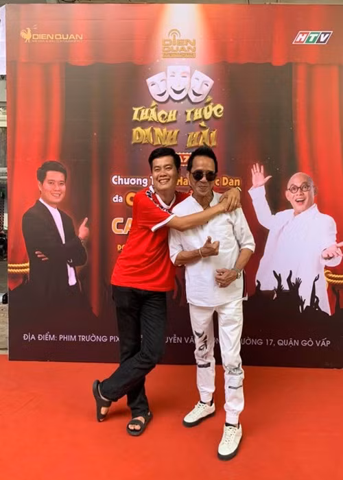 Gần đây, Bảo Chung về nước hoạt động nghệ thuật. Cách đây không lâu, ông làm giám khảo casting Thách thức danh hài. Ảnh: VOV