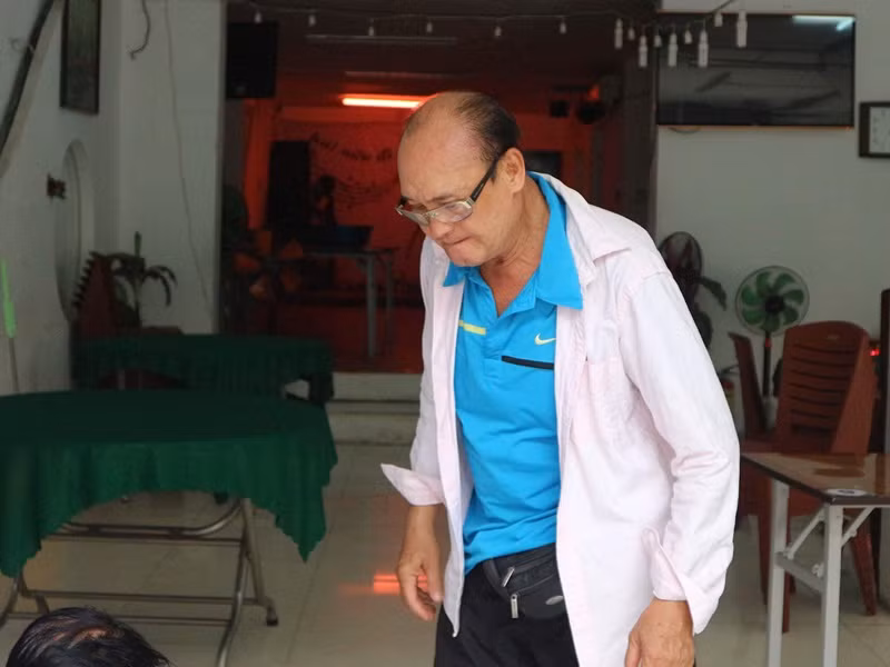 Ở tuổi xế chiều, Duy Phương vất vả mưu sinh. Ông kinh doanh quán ăn nhưng ế ẩm, không đủ khả năng trả tiền vay mượn. Nam nghệ sĩ thỉnh thoảng nhận thêm show hát hội chợ với cát sê chưa đến 1 triệu đồng. Mới đây, Duy Phương kêu gọi khán giả gửi tiền để làm Youtube kiếm thêm thu nhập mùa dịch.