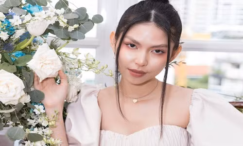 Nguoi mau Thuy Duong to bi mot a hau xo day vi chiec tui hieu